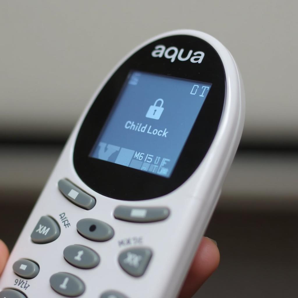 Remote máy lạnh Aqua bị khóa trẻ em, hiển thị biểu tượng ổ khóa trên màn hình