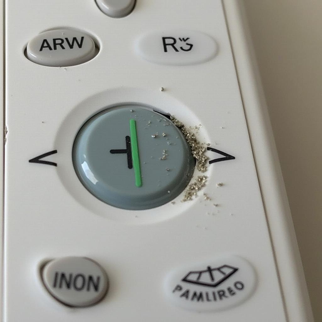 Ảnh cận cảnh mắt thần hồng ngoại của remote máy lạnh Samsung bị mờ hoặc trầy xước